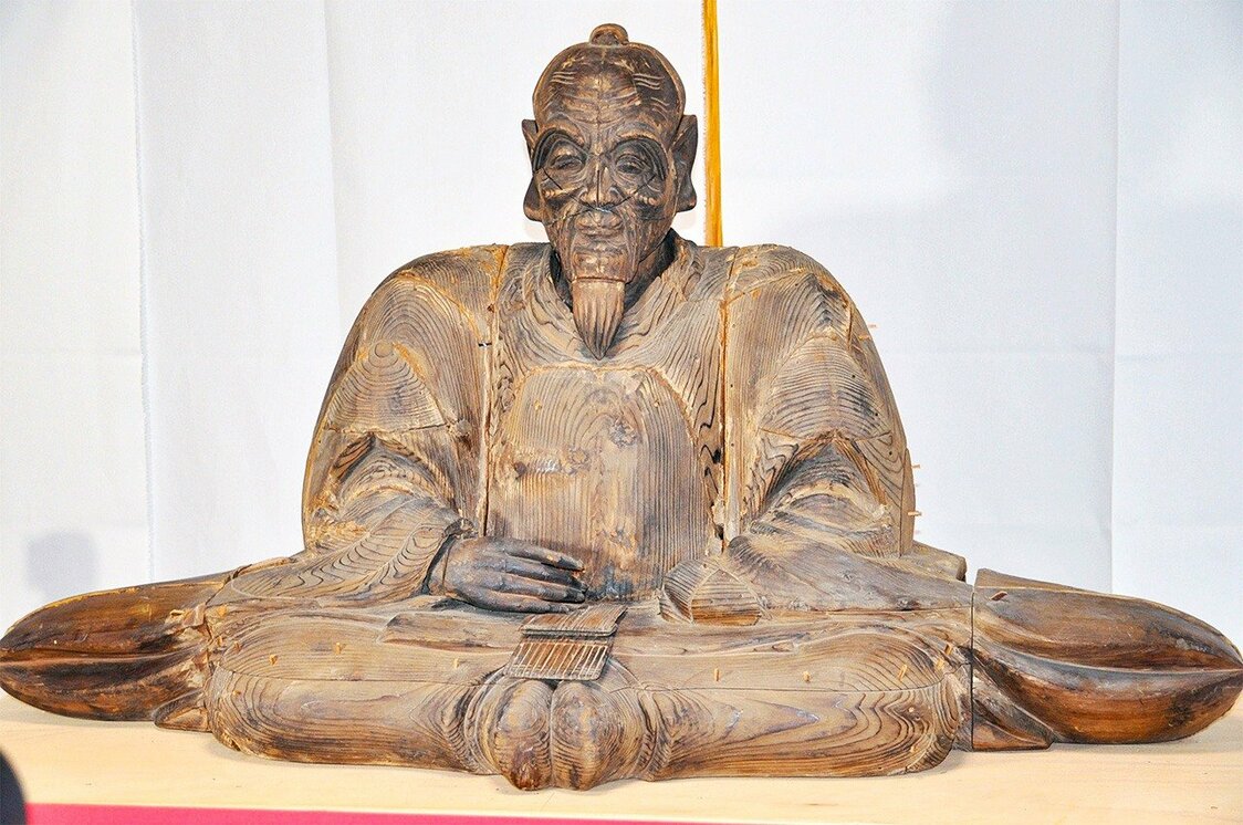 大阪市旭区の大宮神社で2020年5月に発見された豊臣秀吉とみられる江戸時代の木像。等身大で秀吉の木像の中では全国最大という　時事