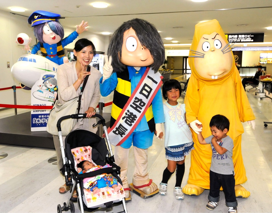 Kitarō (centro, a la izquierda), nombrado director del Aeropuerto Yonago Kitarō por un día, posa con varios niños; Sakaiminato, prefectura de Tottori, 28 de septiembre de 2013. (Kyōdō)
