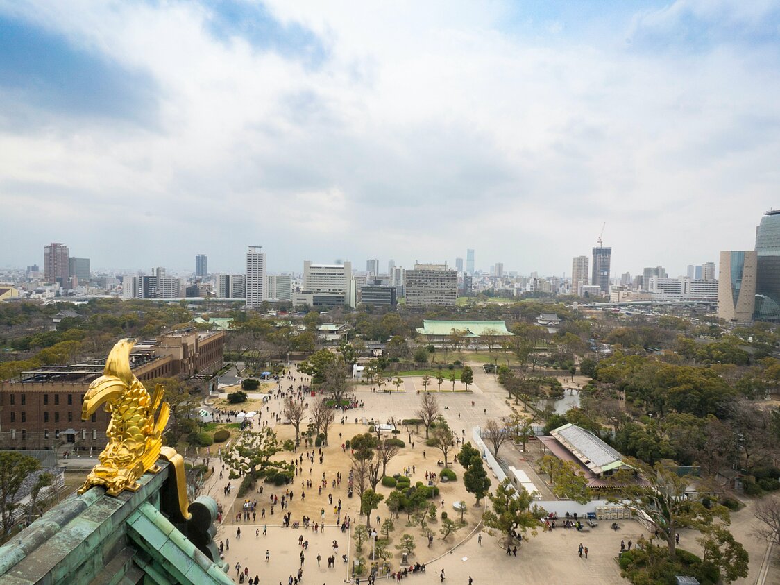 展望台からはしゃちほこ越しに大阪の風景を撮影できる
