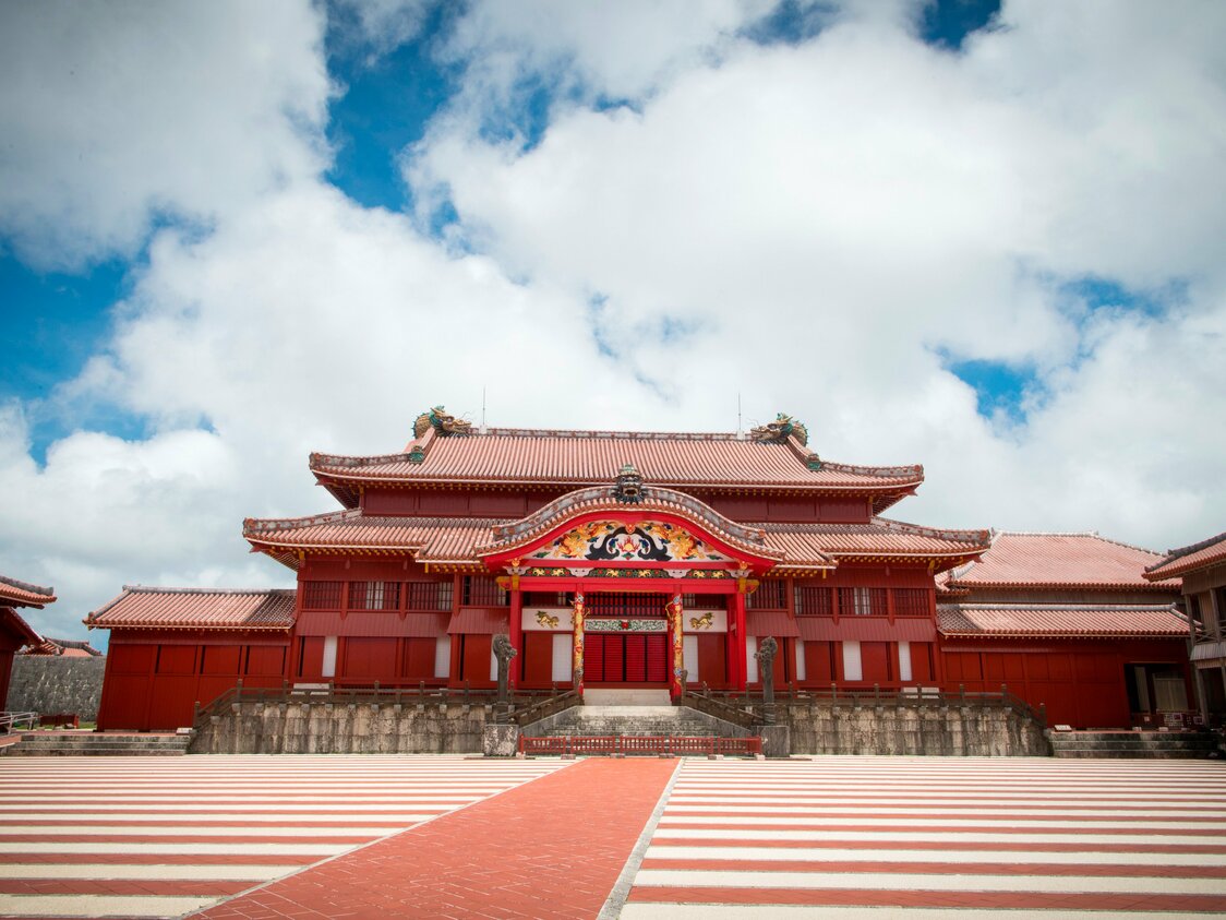 再建が待ち望まれる、在りし日の首里城正殿と御庭