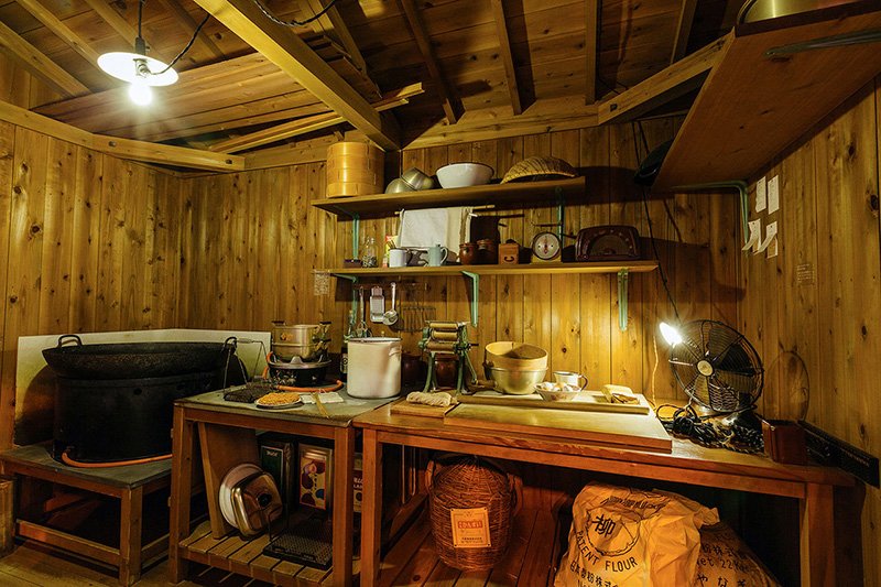 El interior del taller. Andō tuvo la idea de los fideos instantáneos al ver a su esposa Masako freír tempura.