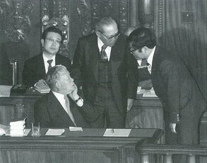 前列左から大平正芳首相、伊東正義官房長官、加藤紘一官房副長官(1980年5月、衆院本会議場=回想録『伊東正義先生を偲ぶ』から引用)