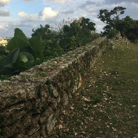 La mayoría de los muros de piedra se perdieron después de la guerra y actualmente están siendo restaurados. (Fotografía: Kitazaki Jirō)