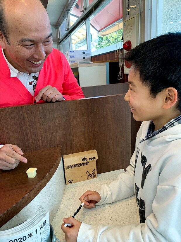 目と目を合わせて手品を披露する。男の子はごく小さな頃からの常連さん