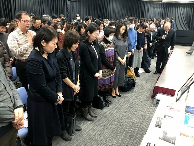 天野氏に黙とうを捧げる参加者たち(筆者撮影)