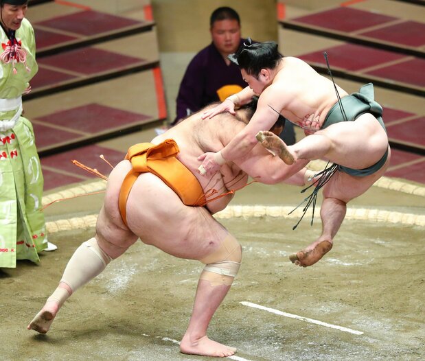 2020年11月場所、魁聖(左)との立ち合いで八艘飛びを見せる炎鵬。168cm・99kgの体型は舞の海とほぼ同じ。「舞の海さんの相撲を参考にした」とコメントした(2020年11月9日、東京・両国国技館) 時事