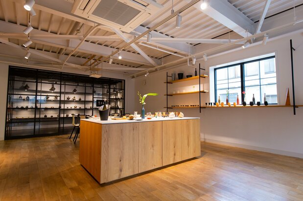 The Kisendō showroom is on the same street as the Rizaburō Metal Casting Studio. Display shelves at the rear showcase items created in the Takaoka copperware tradition.