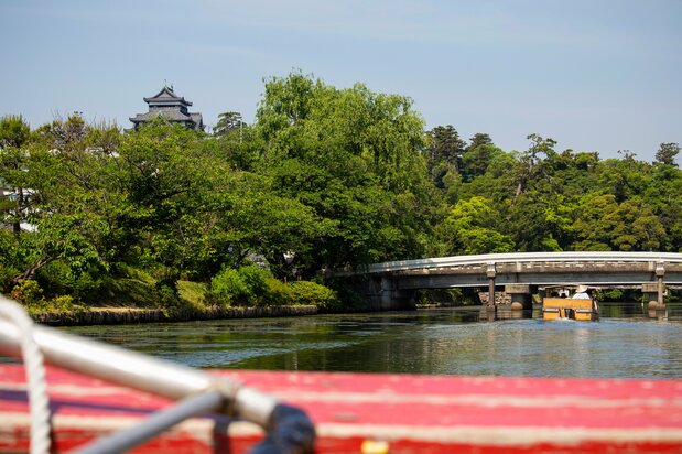 Vista del castillo de Matsue desde un barco. Sigue siendo majestuoso, pero con cierta diferencia.