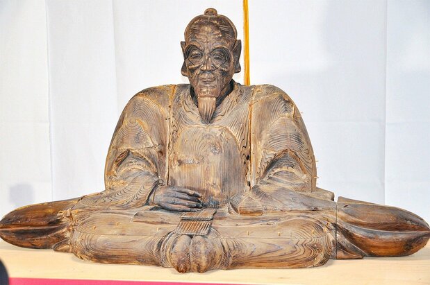 大阪市旭区の大宮神社で2020年5月に発見された豊臣秀吉とみられる江戸時代の木像。等身大で秀吉の木像の中では全国最大という 時事