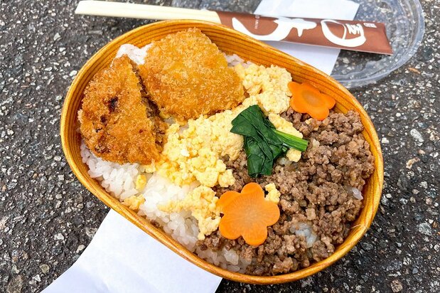 富山エイドで提供された氷見牛弁当（サイクルツーリズム研究会提供）
