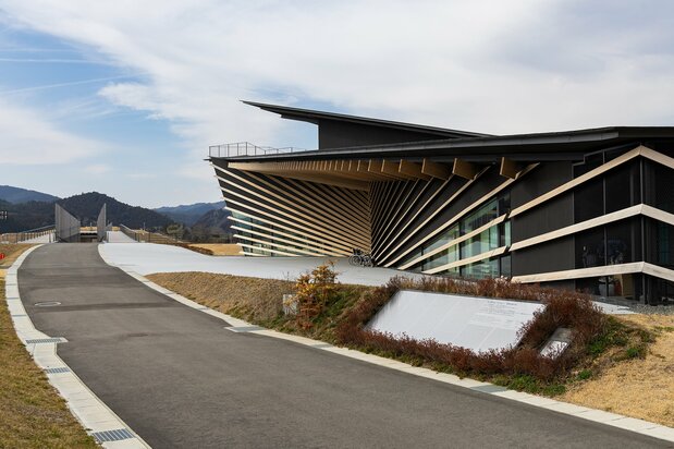 南三陸311メモリアルの建物。左奥に見える「中橋」を渡ると震災復興祈念公園