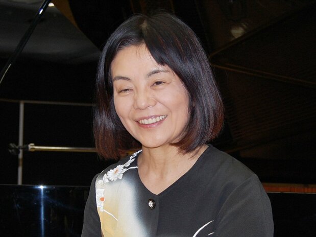 Tawada Yōko celebrates winning an American National Book Award for the English translation of her novel Kentōshi (trans. The Emissary) on November 15, 2018. Taken at Waseda University, Tokyo. (© Jiji)