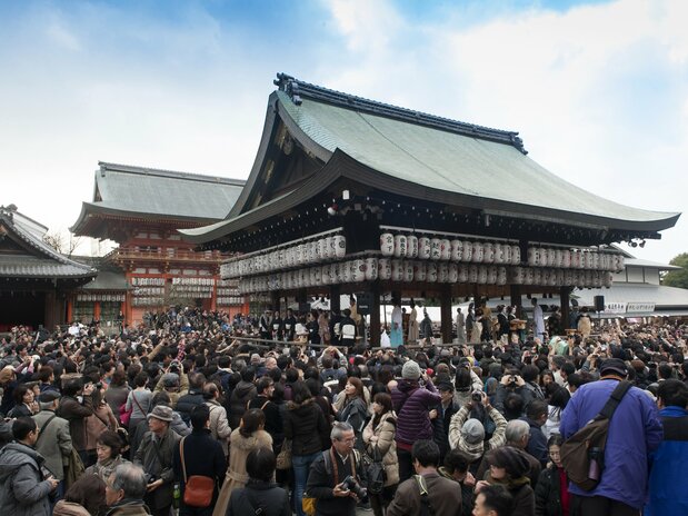 The dancing pavilion is surrounded by crowds of visitors.