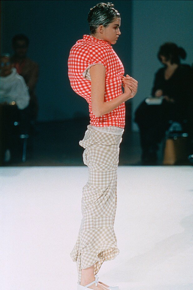 1997年春夏コレクション「ボディー・ミーツ・ドレス、ドレス・ミーツ・ボディ」より。服のあちこちが膨らんでいる(提供:コムデギャルソン)