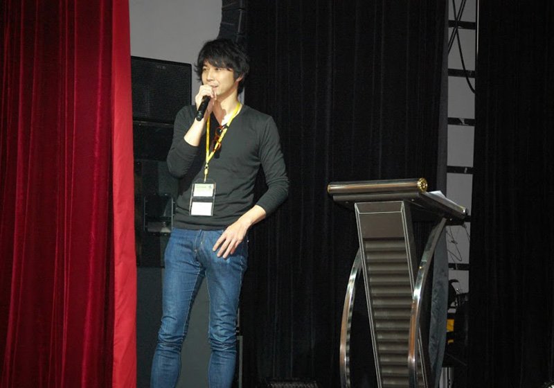 上海和僑会4周年イベントで挨拶する藤岡さん。「3年前の東日本大震災を忘れずに、和僑会のメンバーとして、在外邦人今できることを共に取り組もう」と呼びかけた。写真提供：藤岡久士