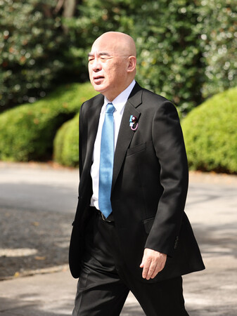 日本保守黨黨魁百田尚樹19日在東京都千代田區參拜靖國神社