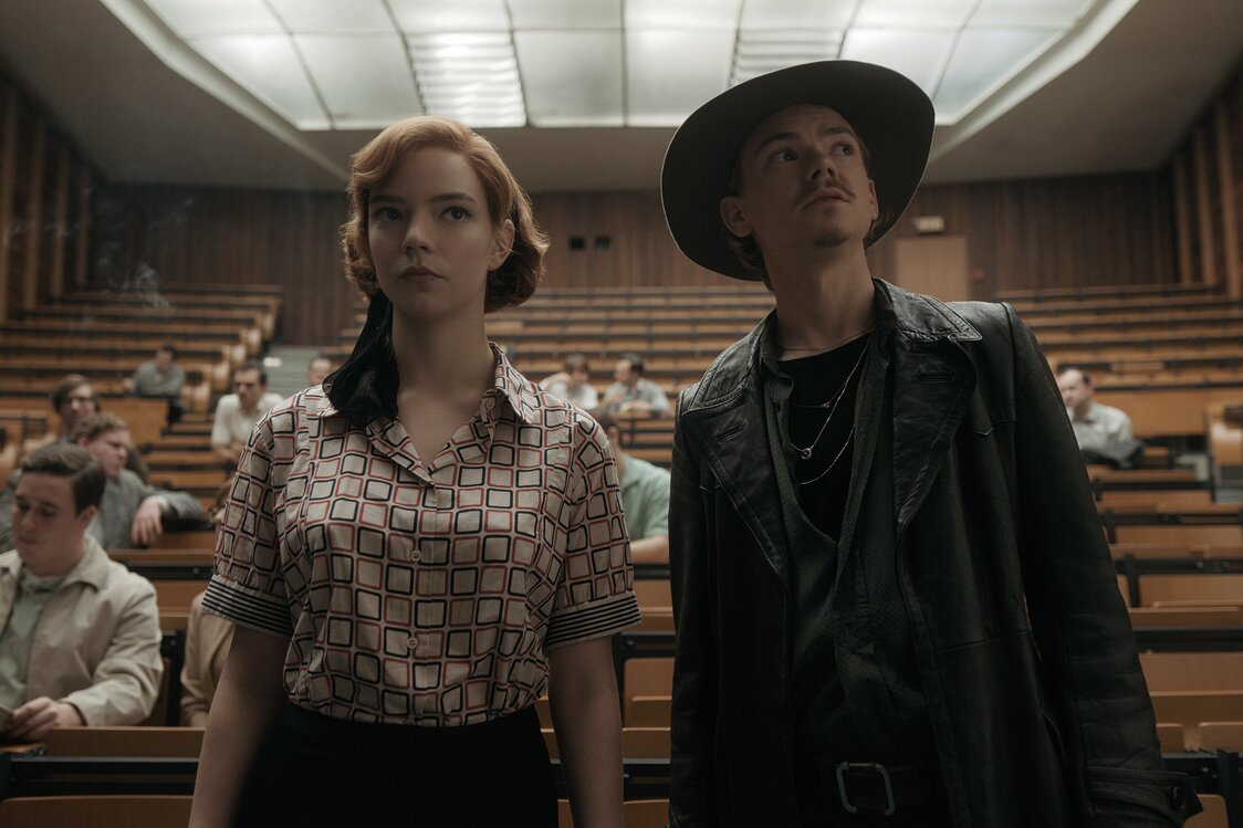 ベス（左）のコーチ役を買って出るベニー（右）　Netflix『クイーンズ・ギャンビット』
