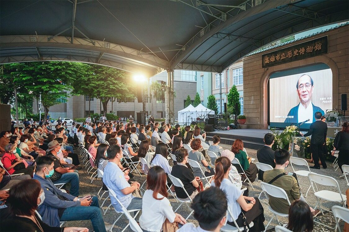 在高雄百年紀念儀式上遠端現身的門川大作（筆者提供）