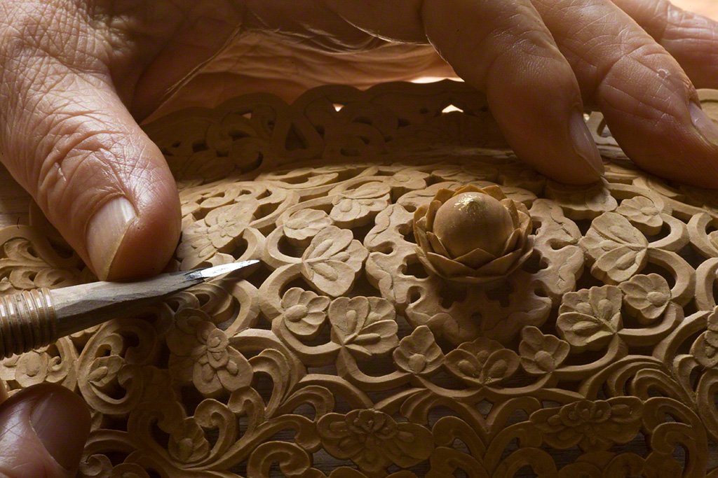 Après avoir sculpté le bois à jour, Ôsaka Hiromichi parachève son œuvre à l’aide d’un petit couteau d’ébéniste.