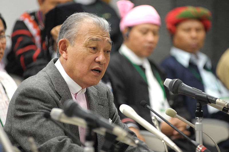 Sasakawa details the humanitarian relief plan at the October 18 press conference.