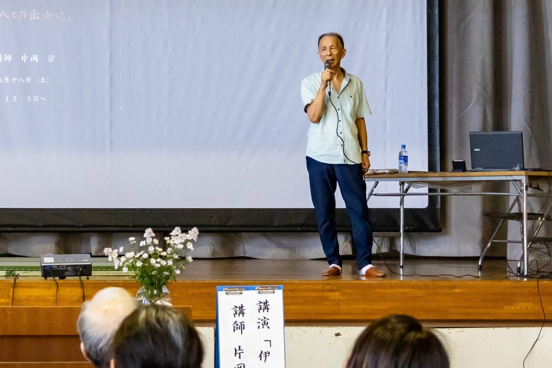 伊八の功績について講演する片岡さん