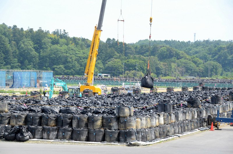 为开展核污染土再利用实证实验而放置在临时存储点的柔性污染物垃圾容器（福岛县南相马市，2016年6月11日，土江洋范摄影，每日新闻社／Aflo）
