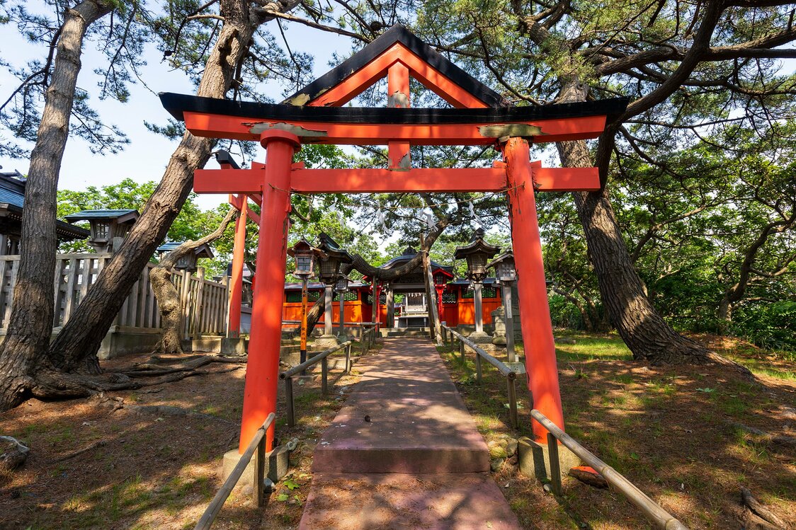 山王総本社・日吉神社（滋賀県大津市）にあるのと同じで、上に破風が乗った山王鳥居。奥に見えるのが末社の三王神社