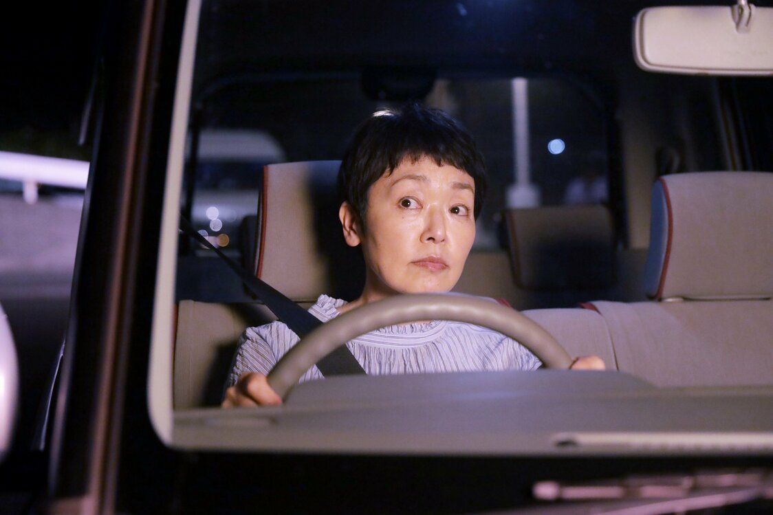 50歳の誕生日を間近に控えたある夜、ありえないような出来事が芙美に訪れる　©2022「ツユクサ」製作委員会