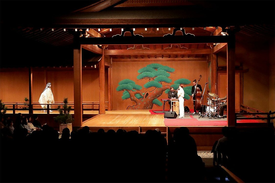 تاكيدا تاكيشي يتقدم ببطء عبر الجسر الذي يُعتبر الممر المؤدي إلى المسرح.