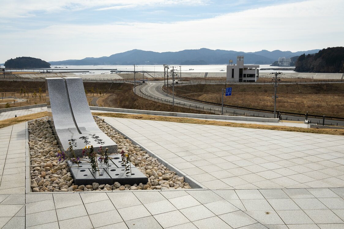 祈りの丘の頂上にある「名簿安置の碑」から志津川湾を望む