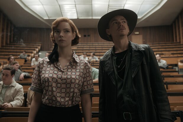 ベス(左)のコーチ役を買って出るベニー(右) Netflix『クイーンズ・ギャンビット』