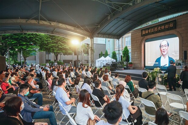 高雄100周年のセレモニーでリモート出演の門川大作氏(筆者提供)