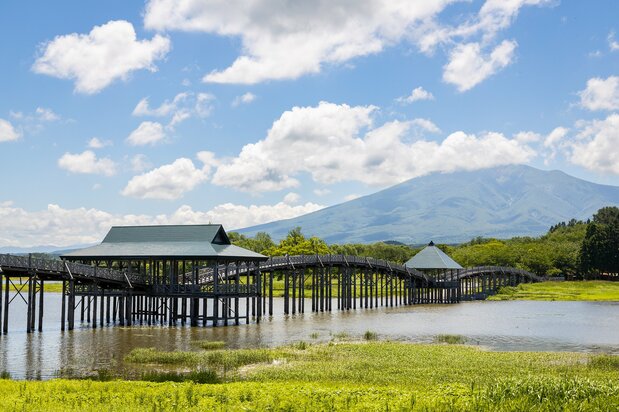 北岸から見ると、背後に岩木山が望める。残念ながら撮影日には風があり、山頂にも雲がかかっていた
