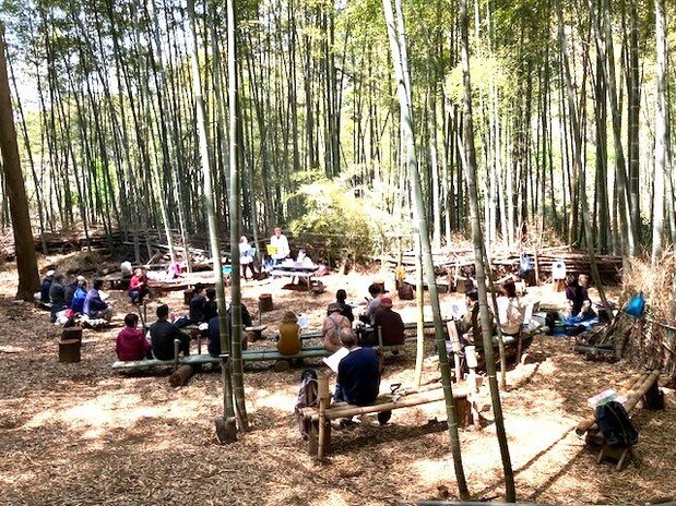 В апреле бамбуковые скамейки стали зрительскими местами при проведении мини-концерта (снимок предоставил Такахаси Юдзи)