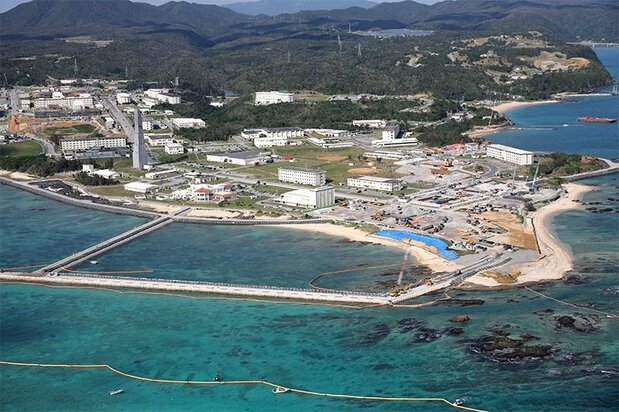 Zone côtière qui doit être gagnée sur la mer à Henoko (au premier plan), où le déversement de terre et de sable a commencé. À l'arrière se trouve le camp militaire américain Schwab. 14 décembre 2018 (Jiji Press).