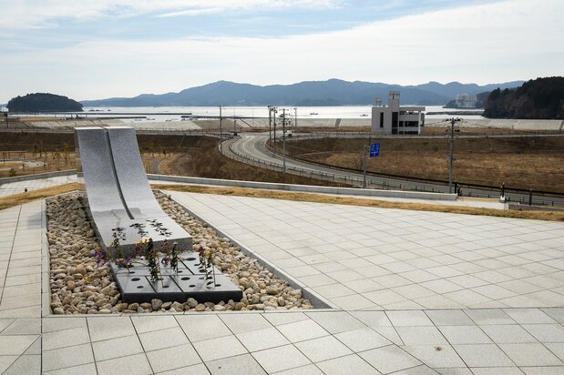 祈りの丘の頂上にある「名簿安置の碑」から志津川湾を望む