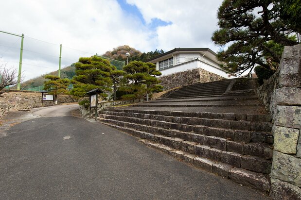 県立高梁高校の正門付近には、石垣など御根小屋の遺構が残り、案内板も設置してある