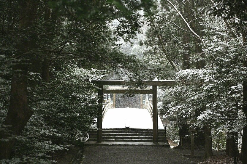 February 9 A rare flurry of snow falls on the Kazahi-no-minomiya Bridge.