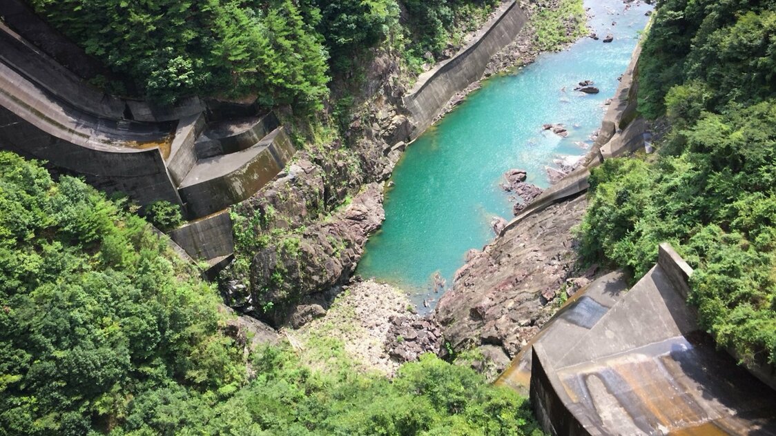 左右にある滑り台のような洪水吐きを水が流れ落ち、ぶつかることで力が相殺される