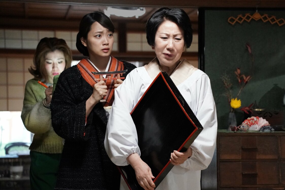 ある計画をまどかに邪魔され憤慨する環。まどかについて回る莉子はどんなネタも逃さない　©2025「ぶぶ漬けどうどす」製作委員会