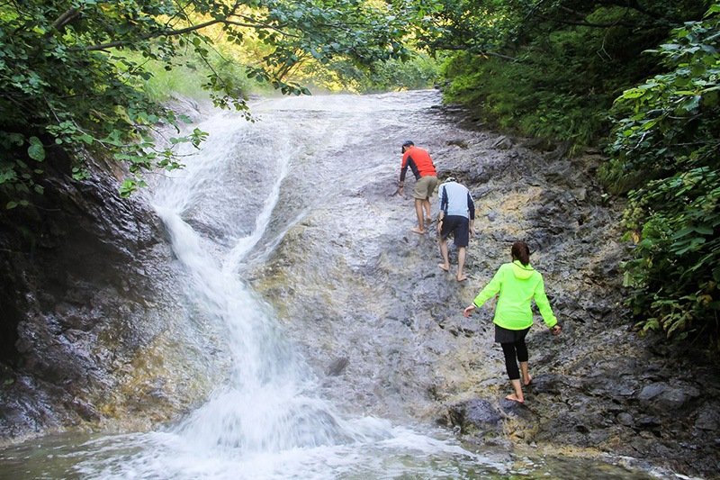Se puede escalar una de las cascadas. (Por cortesía de la Asociación de Turismo de Shiretoko Shari-chō.)