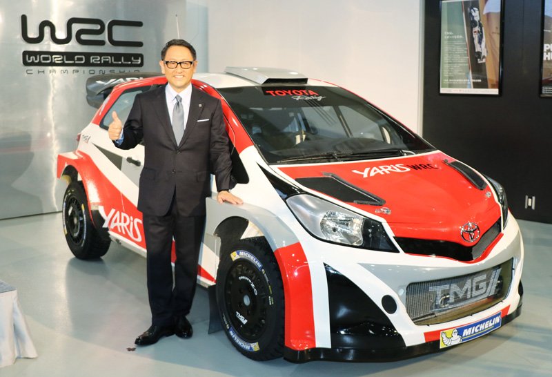 Тоёда Акио, президент компании Toyota, с моделью Yaris WRC, 29 января 2015 года (© Jiji)