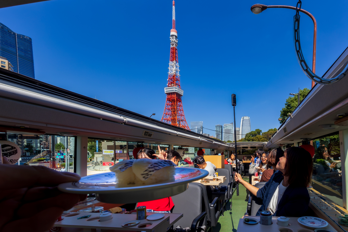 The views of Tokyo Tower and the city’s many skyscrapers in the open air are exhilarating! (© Nippon.com)