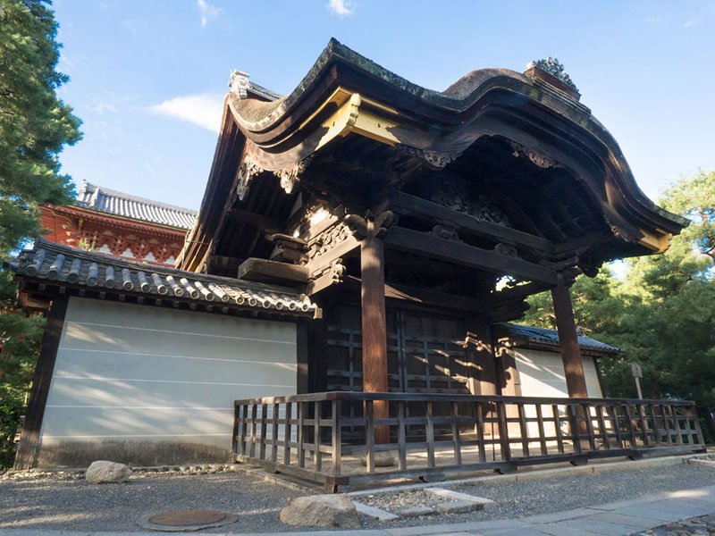 La porte Chokushimon, réservée aux émissaires impériaux, reconnu comme bien culturel important, visible depuis l'allée menant au temple.