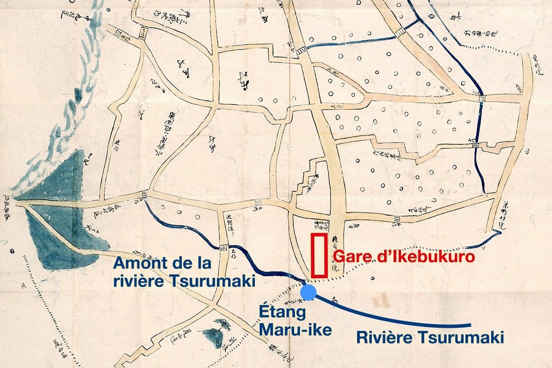 La carte du village d’Ikebukuro, dessinée à l’époque Bunsei (1818-1831) et conservée aux Archives métropolitaines de Tokyo, sur laquelle ont été ajoutés le Maru-ike et la rivière Tsurumaki. Le Maru-ike se trouvait à l’emplacement de l’actuel Metropolitan Hotel. La Tsurumaki a aujourd’hui été enterrée.