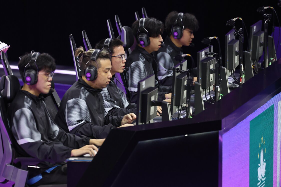 Players compete in esports at the Hangzhou Asian Games in China, September 2023. (© Jiji)