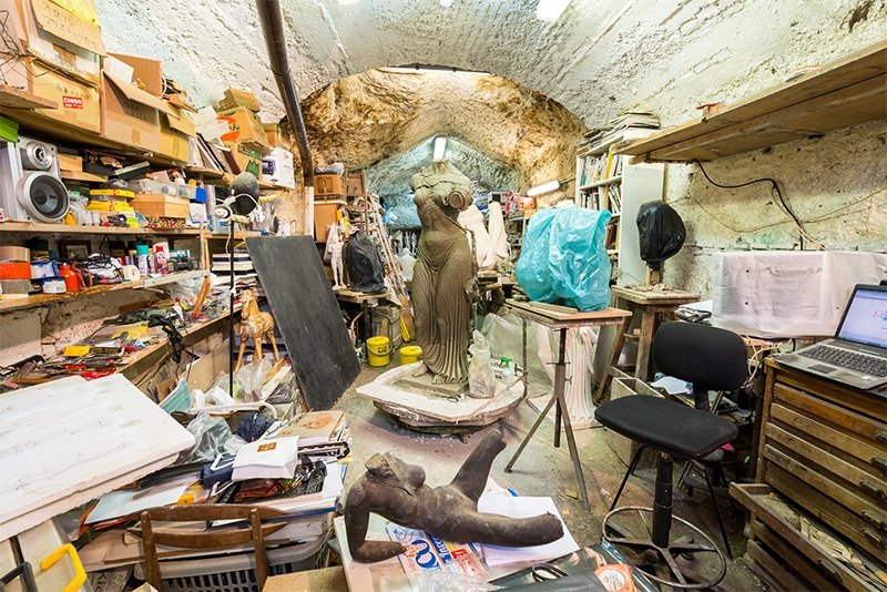 L’atelier d’Okumura Nobuyuki, installé dans une grotte, un lieu idéal car la sculpture est un travail salissant.