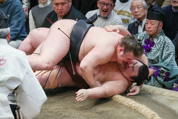 優勝決定戦で熱海富士（下）を首投げで下し、優勝を決めた安青錦（東京・両国国技館、時事）