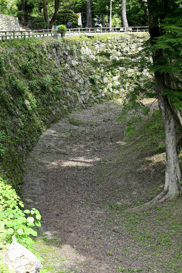 岡崎城の現存遺構・清海堀。最初に砦を築いた西郷頼嗣が「清海入道」と呼ばれていたことが、その名の由来。家康もこの堀を利用していたと考えられる。(PIXTA)