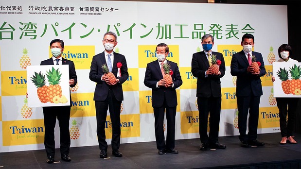 於東京都內飯店舉辦的「臺灣鳳梨以及鳳梨加工品發表會」上接受記者採訪的臺北駐日經濟文化代表處謝長廷駐日代表(左3)以及有關人士,2021年3月30日(編輯部攝影)